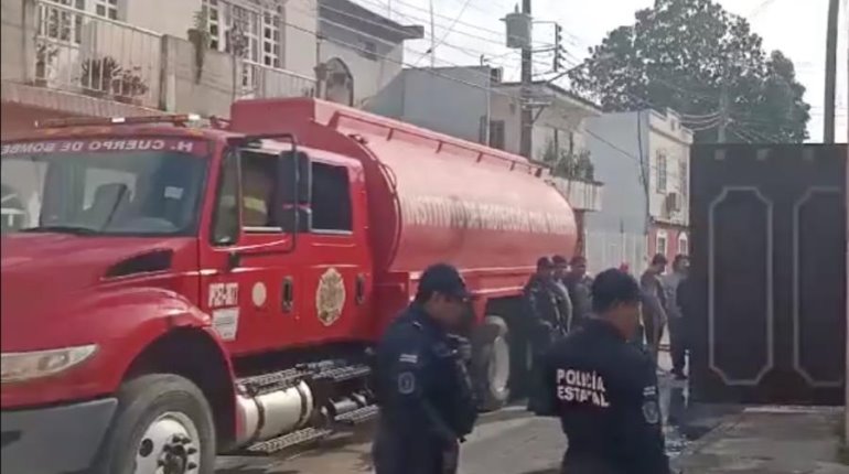 Incendio consume cochera y auto en Indeco