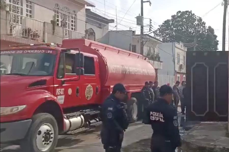 Incendio consume cochera y auto en Indeco