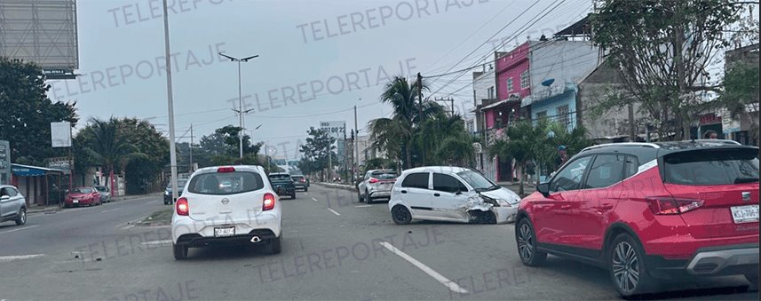 Pierde control de unidad, choca con dos vehículos y termina impactado contra banqueta