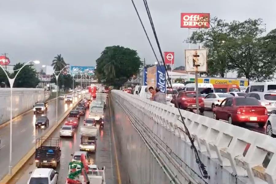 Lluvias dejan encharcamientos y congestionamiento vial en Villahermosa