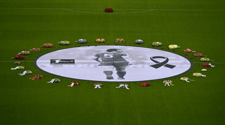 30 mil aficionados rinden homenaje a Franz Beckenbauer en el Allianz Arena