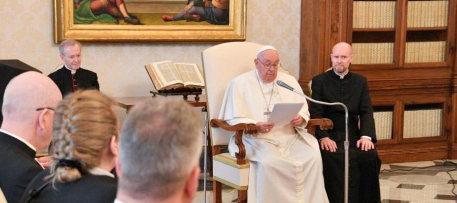 Me escandaliza que no se visite a los ancianos en residencias, reconoce Papa Francisco