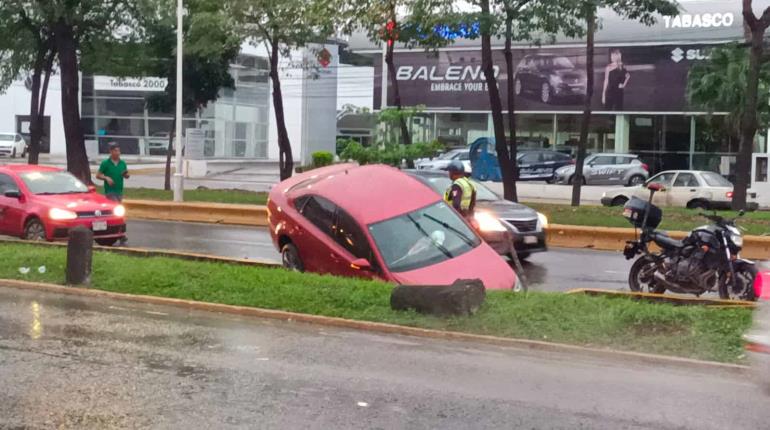 Cae vehículo en cuneta de Ruiz Cortines 