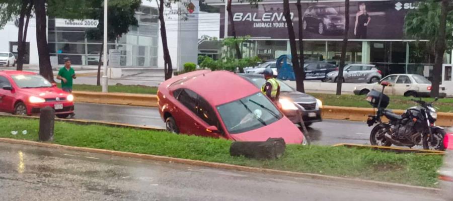 Cae vehículo en cuneta de Ruiz Cortines 