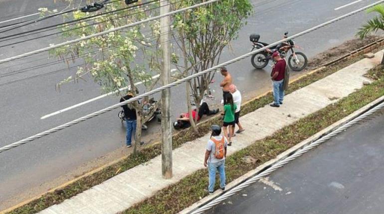 Derrapa motociclista por intentar ganarle el paso a camión de mudanza en Periférico