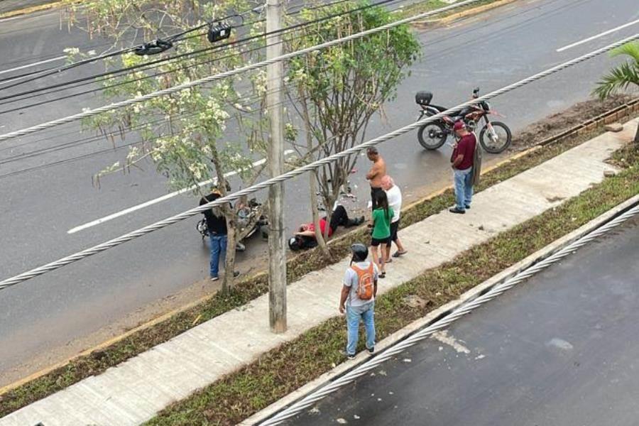 Derrapa motociclista por intentar ganarle el paso a camión de mudanza en Periférico