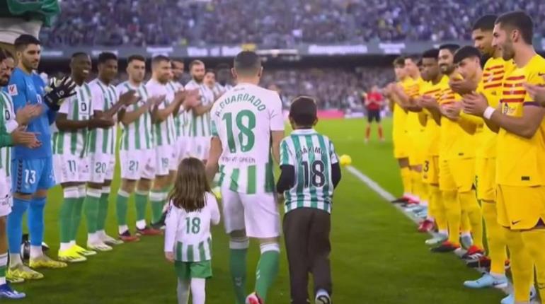 El Benito Villamarín se rinde ante Guardado en su despedida del Betis