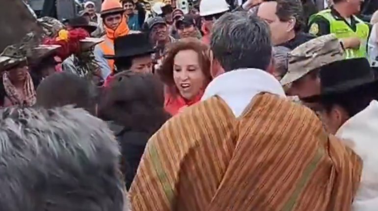 Mujer "zarandea" a presidenta de Perú, Dina Boluarte, en evento