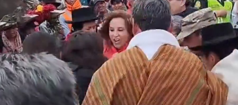 Mujer "zarandea" a presidenta de Perú, Dina Boluarte, en evento