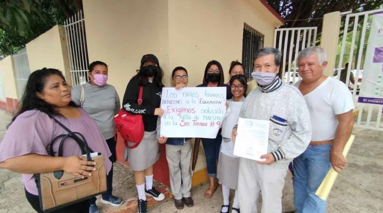 Padres de familia de diferentes escuelas acuden a Setab por falta de maestros