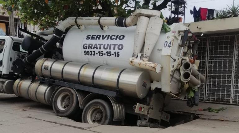 Se hunde vactor en calles de Indeco; Centro afirma que el incidente ocurrió ante el mal estado del drenaje