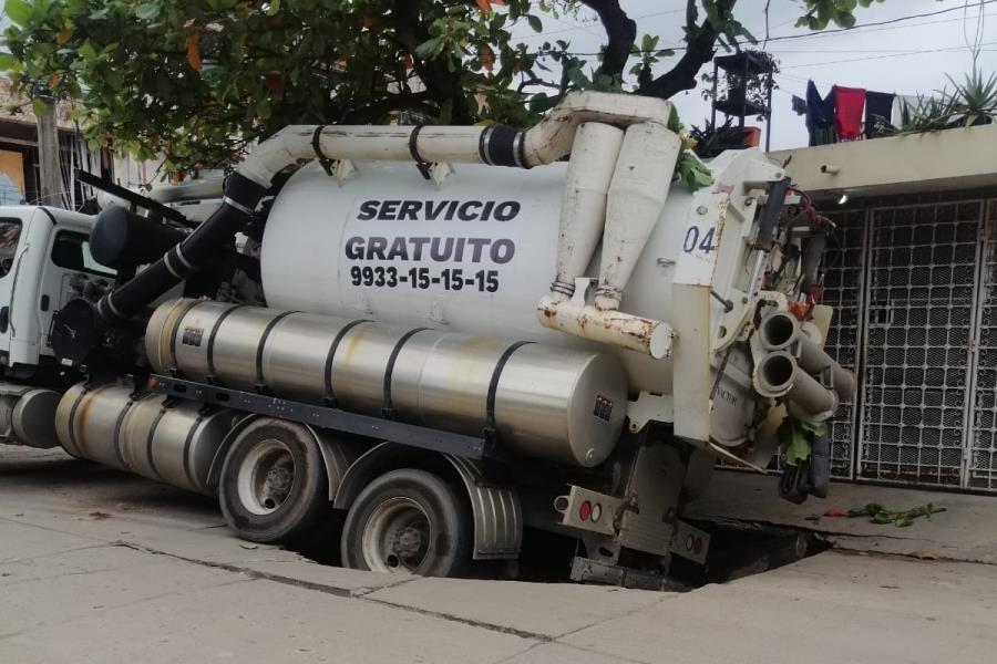 Se hunde vactor en calles de Indeco; Centro afirma que el incidente ocurrió ante el mal estado del drenaje