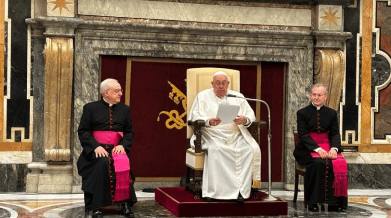 Convoca Papa a no convertir vida espiritual en un mercado