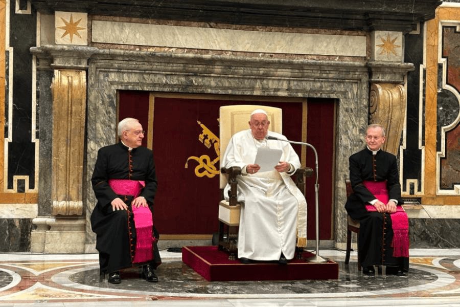 Convoca Papa a no quitar los ojos de la luz de Jesús