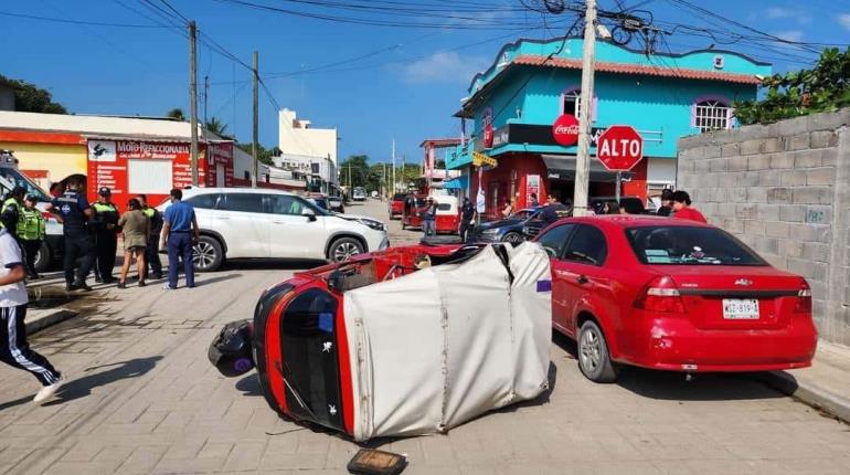 Camioneta choca contra pochimovil y lo vuelca, pasajeros resultan lesionados