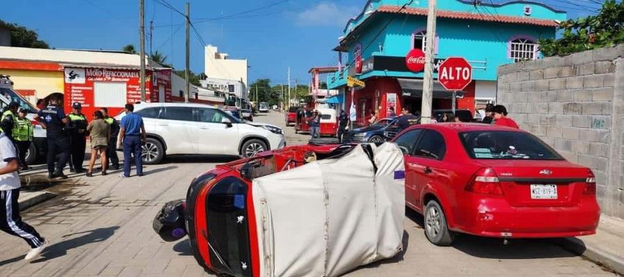 Camioneta choca contra pochimovil y lo vuelca, pasajeros resultan lesionados