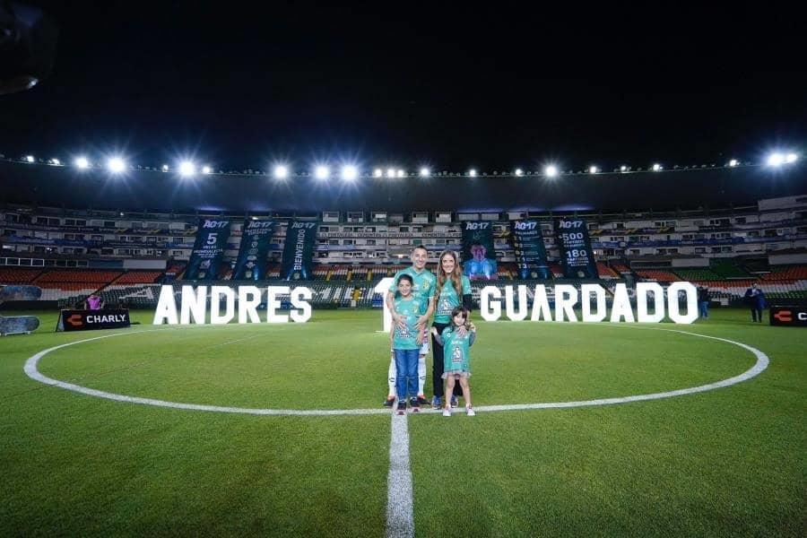 15 mil aficionados le dan la bienvenida a Andrés Guardado como nuevo jugador del León