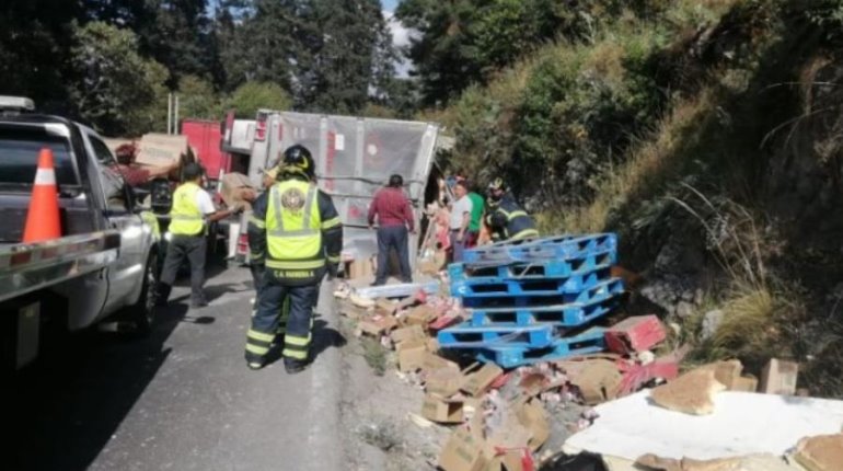 Vuelca tráiler en la México – Toluca y rapiñan carga