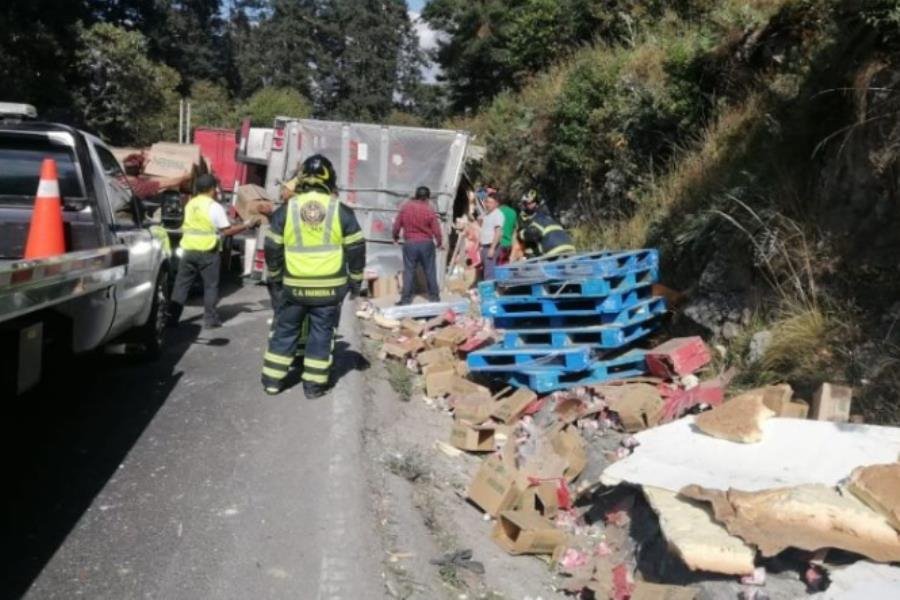 Vuelca tráiler en la México – Toluca y rapiñan carga