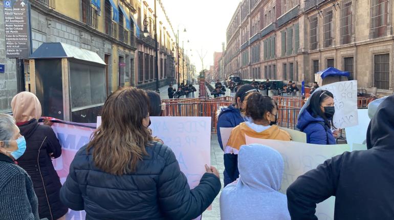 Esposas de trabajadores del Tren Maya se manifiestan frente a Palacio Nacional