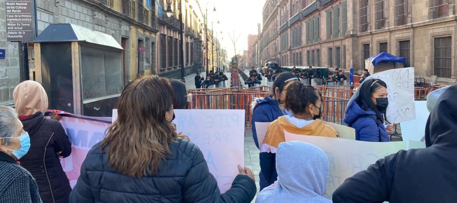 Esposas de trabajadores del Tren Maya se manifiestan frente a Palacio Nacional