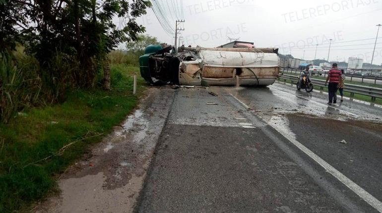 Vuelca pipa de agua en la Villahermosa-Cárdenas; chofer resulta herido