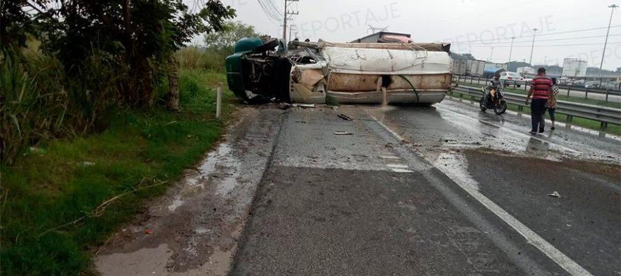 Vuelca pipa de agua en la Villahermosa-Cárdenas; chofer resulta herido