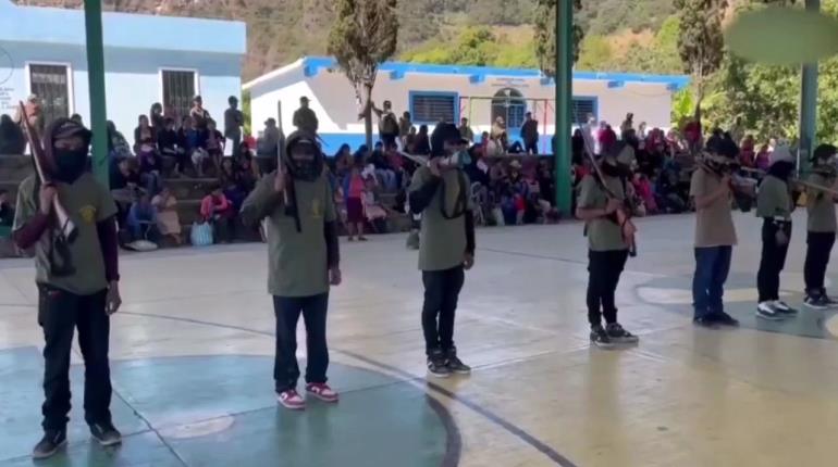 Arman a niños con rifles en comunidad de Guerrero