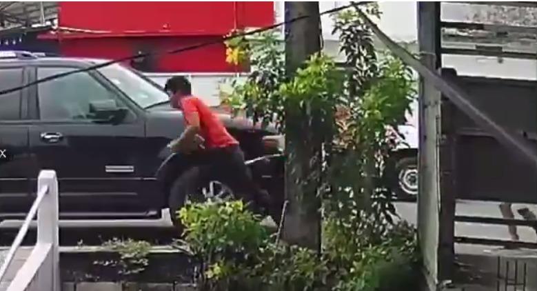 Sujeto le pide la hora y después la cartera en Primero de Mayo