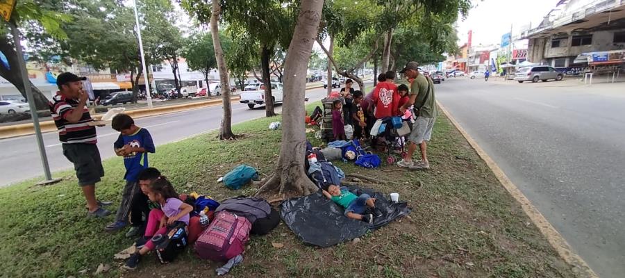 Migrantes acampan en camellones de Ruiz Cortines