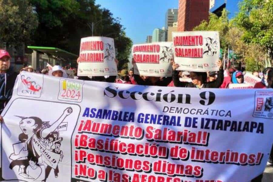 Maestros de la CNTE se manifiestan en CDMX para exigir aumento salarial