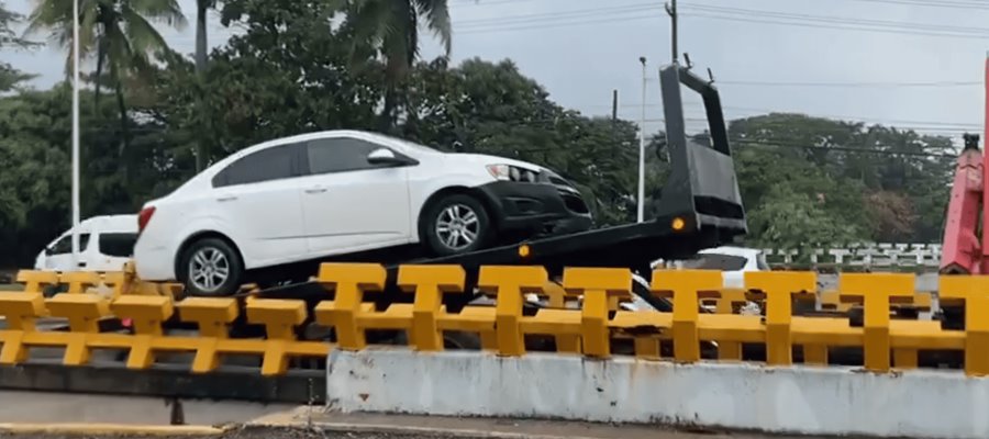 Estrella su vehículo en Ruiz Cortines