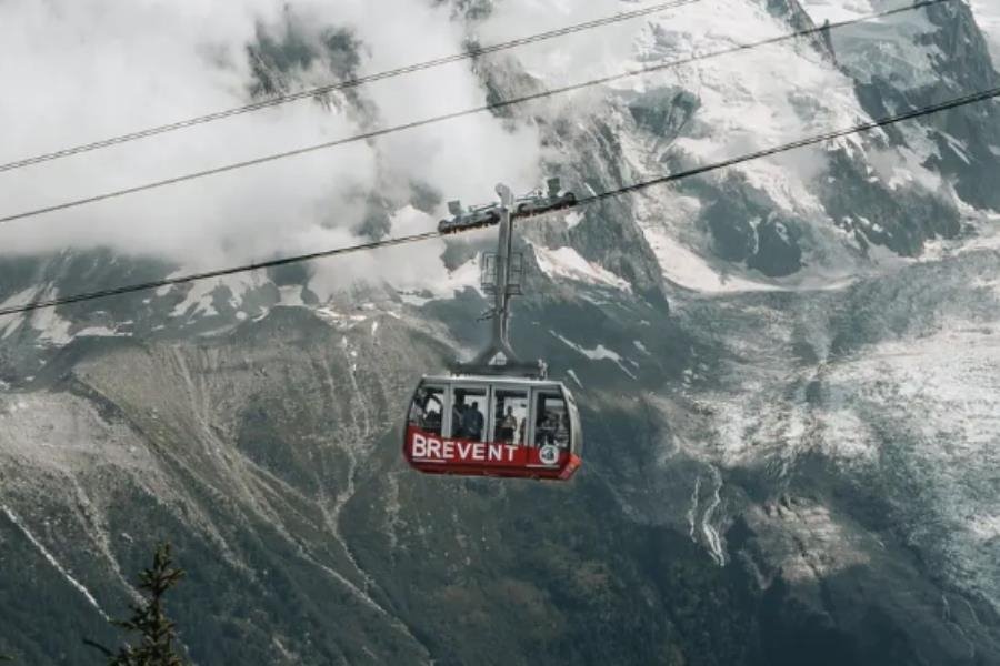 Joven queda atrapada en teleférico por 15 horas en California