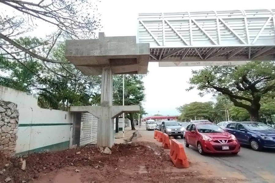 Garantiza PEC presencia permanente en cruce de la UJAT ante falta de puente peatonal