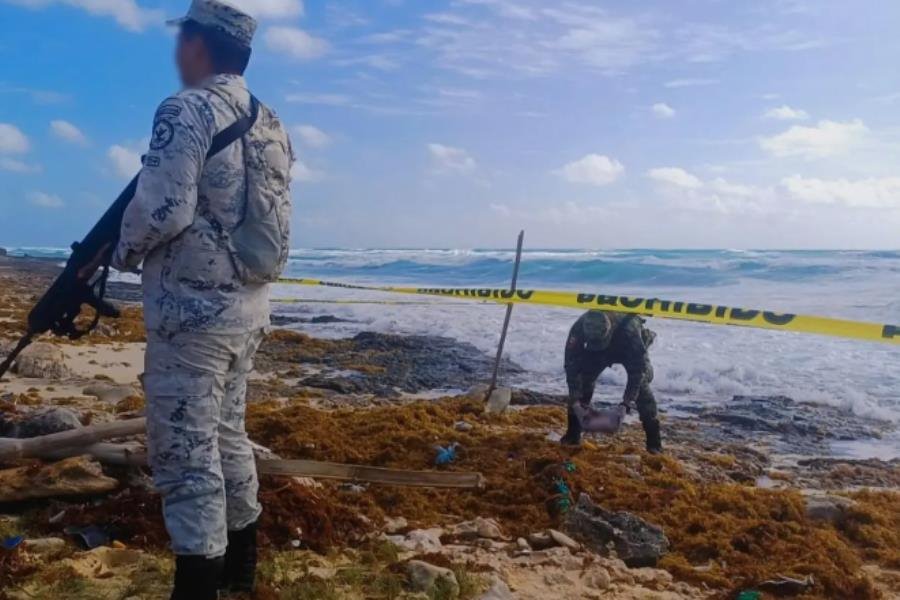 En Quintana Roo hallan 22 paquetes de droga entre el sargazo