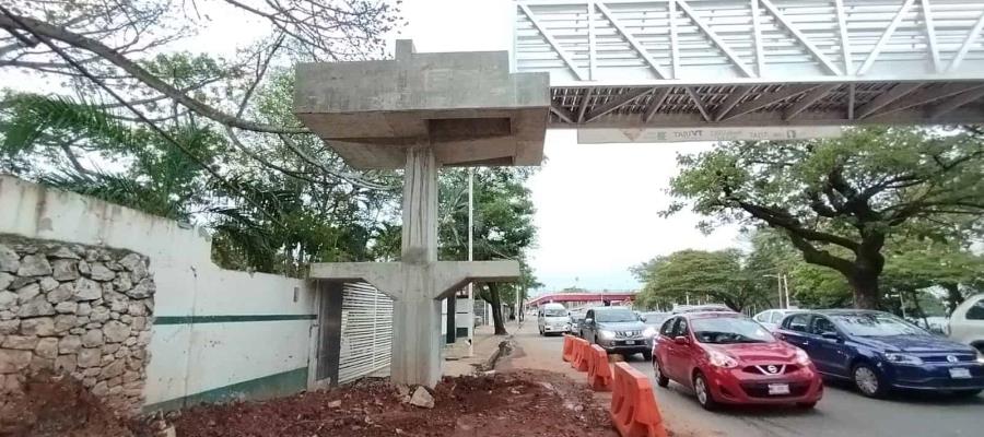 Pese al inicio de clases, puente peatonal frente a UJAT aún no se concluye 