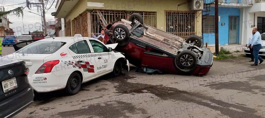 Vehículo termina volcado tras choque con radiotaxi en Atasta