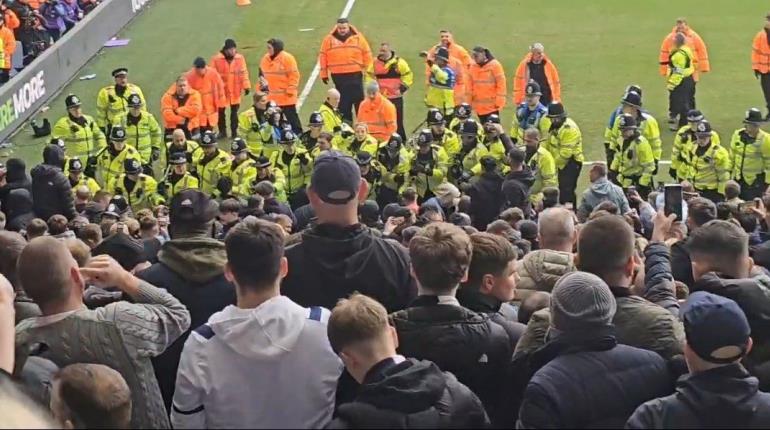 West Bromwich vs Wolverhampton de la FA Cup es detenido por invasión de cancha