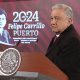 AMLO presume "muñeco cabezón" que le regaló migrante