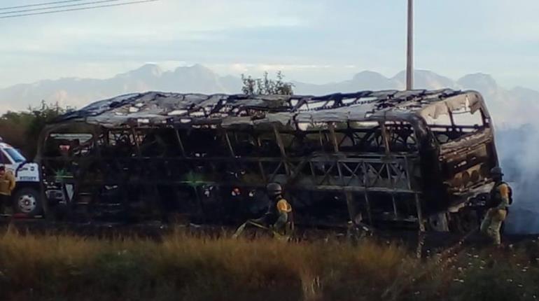 Al menos 20 muertos deja choque entre autobús y tráiler en la Culiacán-Mazatlán