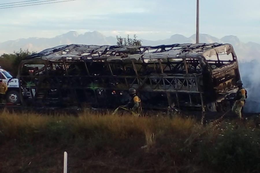 Al menos 20 muertos deja choque entre autobús y tráiler en la Culiacán-Mazatlán