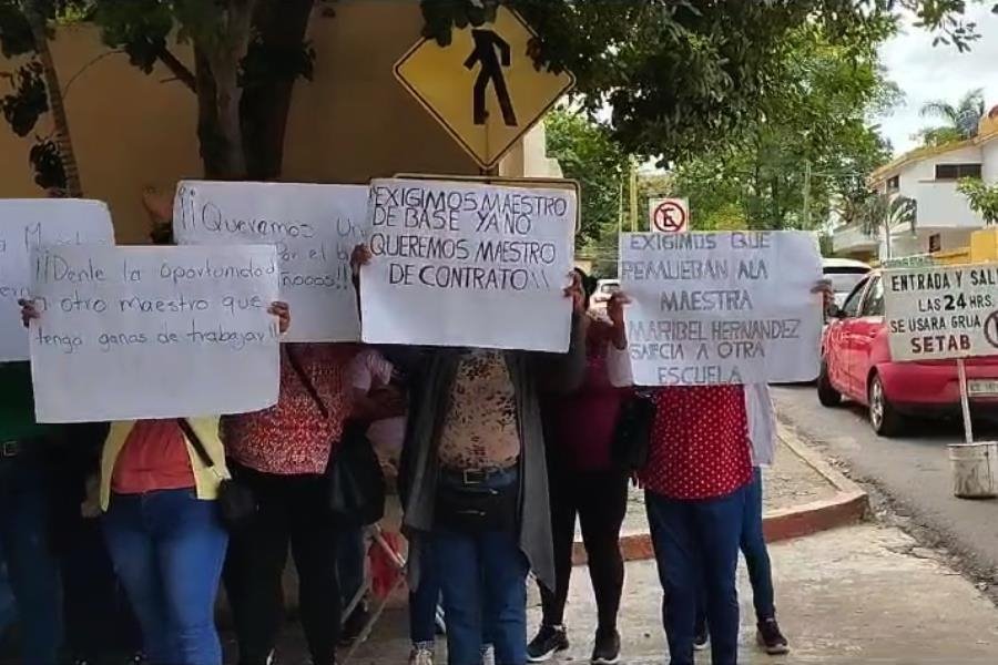 Protestan en Setab por maestra que presuntamente no imparte clases de manera regular desde hace 19 años