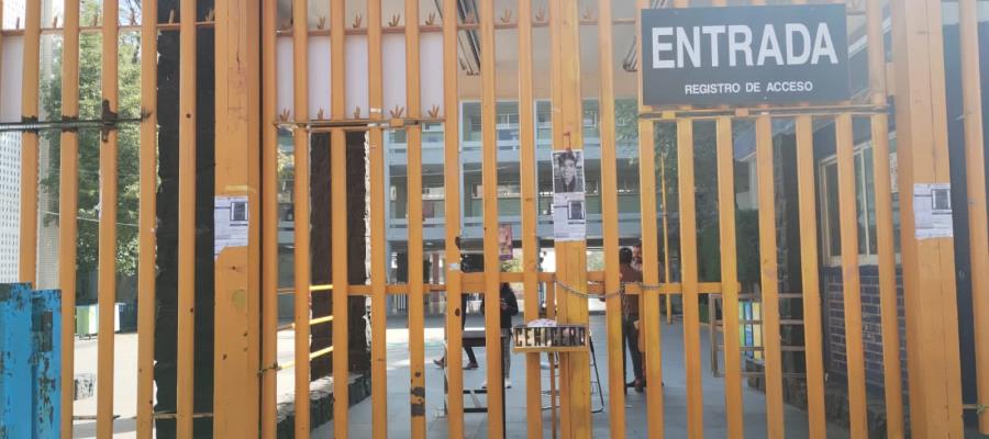 Encapuchados toman Prepa 8 de la UNAM por presuntos abusos sexuales