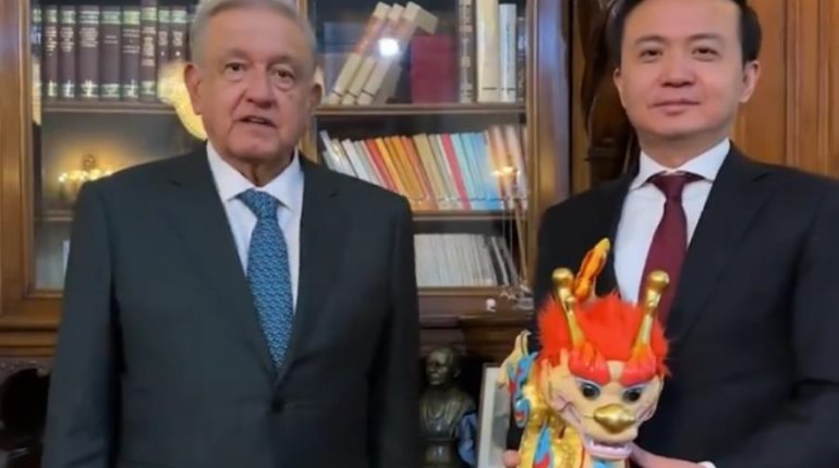 Recibe AMLO dragón de buena fortuna por parte de China