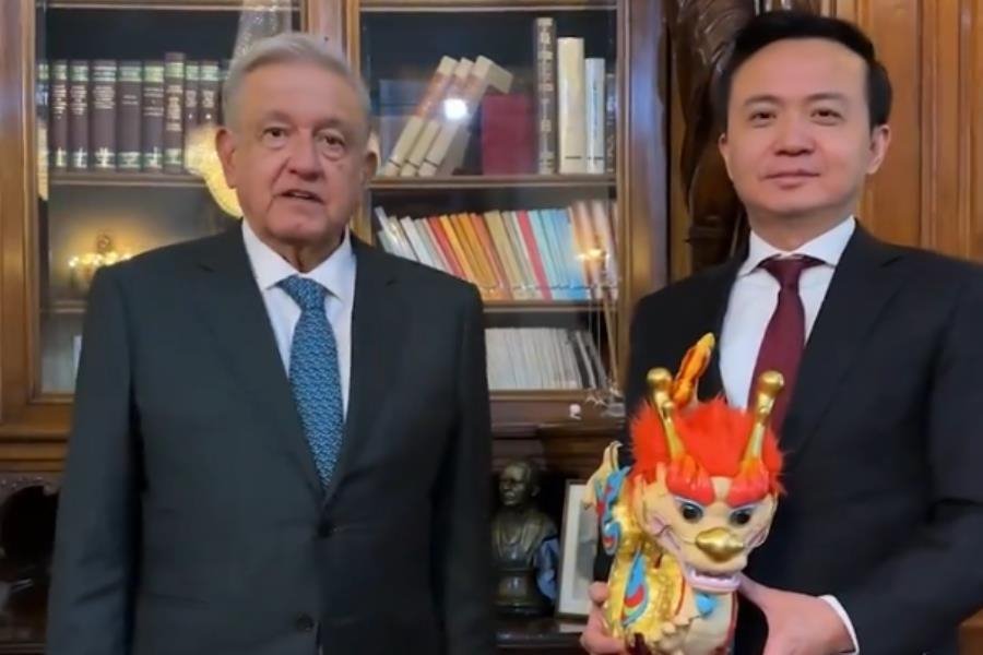 Recibe AMLO dragón de buena fortuna por parte de China