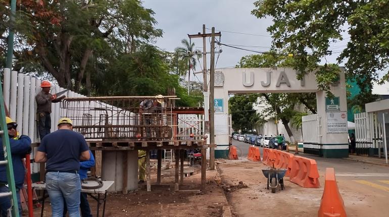 Retoma Sotop trabajos en puente peatonal frente a UJAT