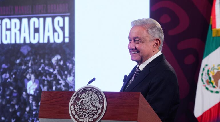 López Obrador presume portada de su nuevo libro titulado "¡Gracias!"