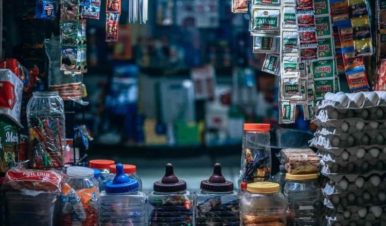 Salud detecta artículos caducos en tiendas de Centro