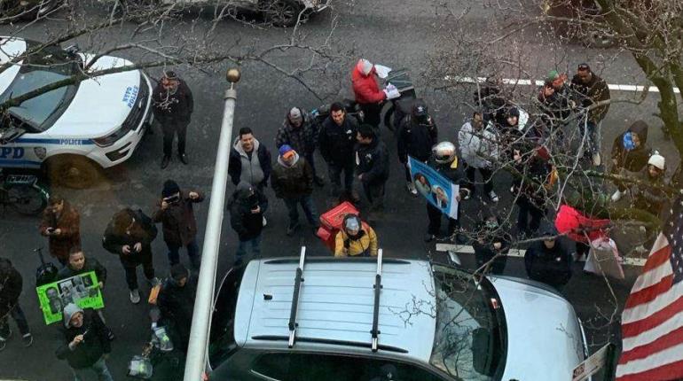 Protestan en evento de Xóchitl Gálvez en Nueva York, EE.UU.