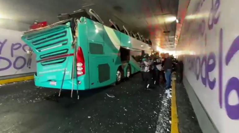 Autobús con turistas sufre aparatoso accidente en CDMX 